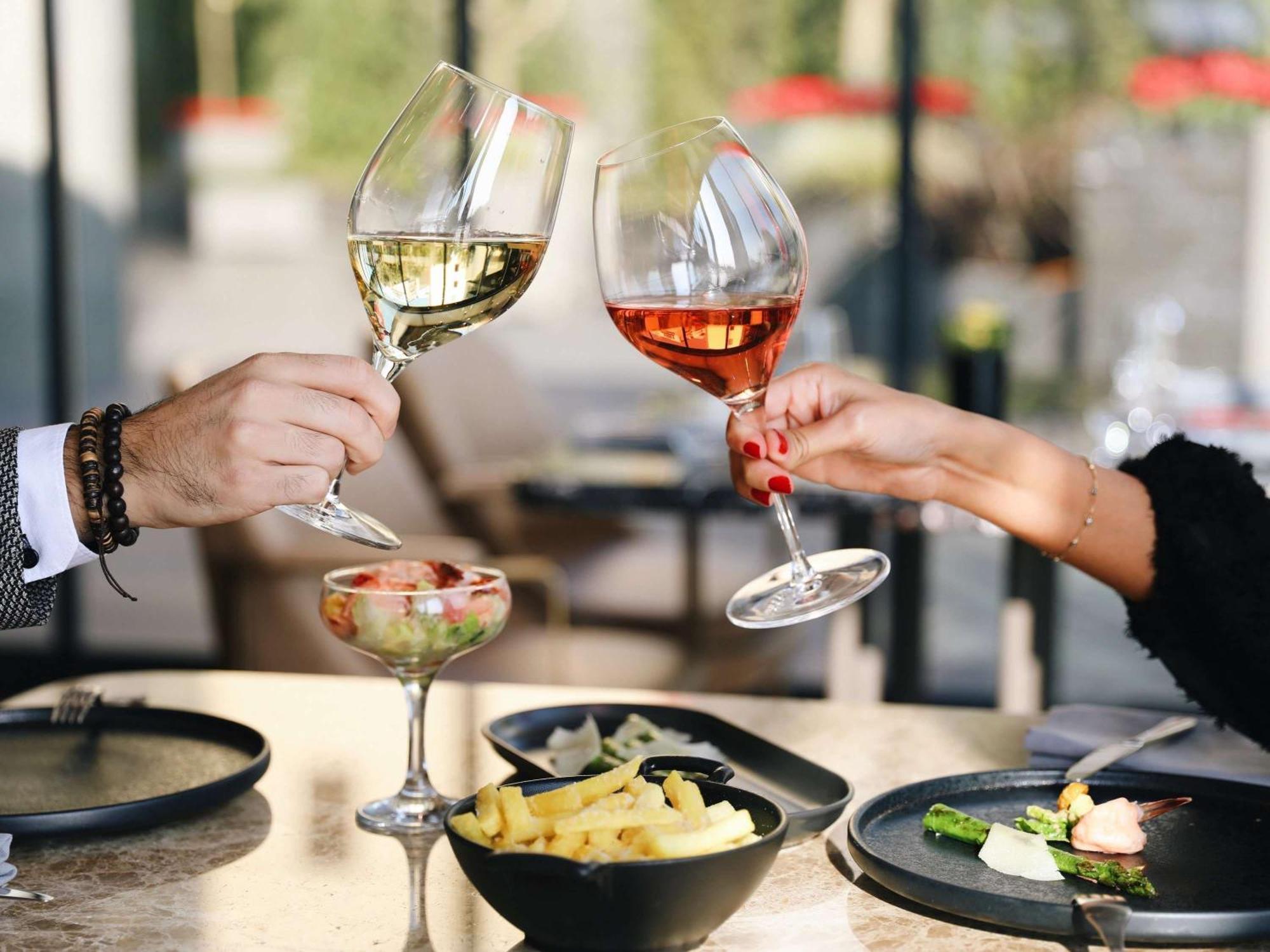 Sofitel Istanbul Taksim Hotel Екстериор снимка Wine tasting